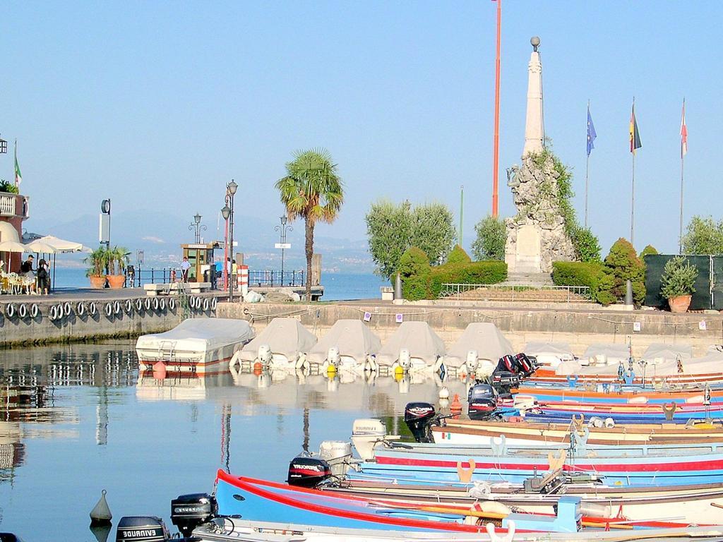 Belvilla By Oyo Enticing Holiday Home With Pool Lazise Eksteriør bilde