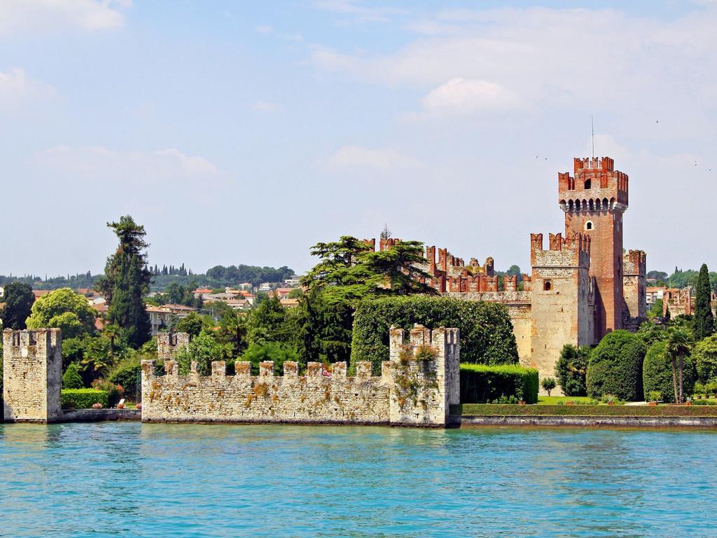 Belvilla By Oyo Enticing Holiday Home With Pool Lazise Eksteriør bilde